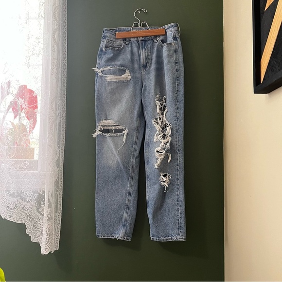 American Eagle high-rise distressed mom Jean size 8 - Picture 2 of 11